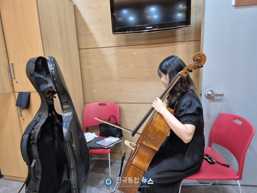 공연 전 연습에 임하고 있는 첼리스트 / 김경옥 기자
