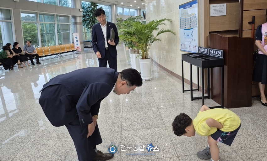 연주회장을 찾은 어린이와 인사를 나누고 있는 이응우 계룡시장 / 김경옥 기자