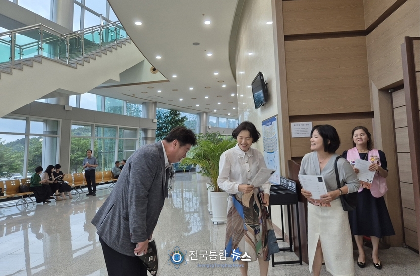 연주장을 찾은 계룡시민들과 인사를 나누고 있는 계룡시의원 / 김경옥 기자