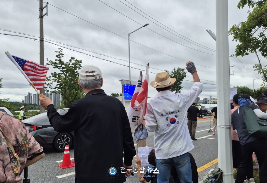 표적수사 반대를 외치고 있는 시민들 / 김경옥 기자