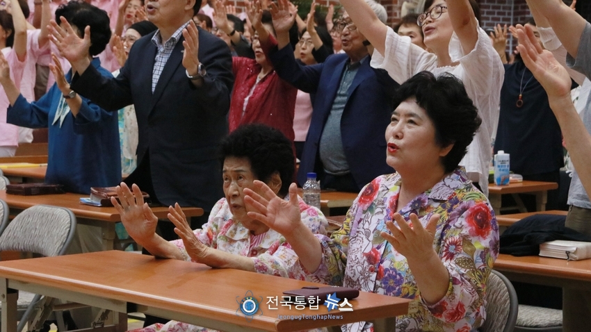 '2025여름산상부흥대성회' 찬양하는 모습 / 전국통합뉴스=이승주 기자