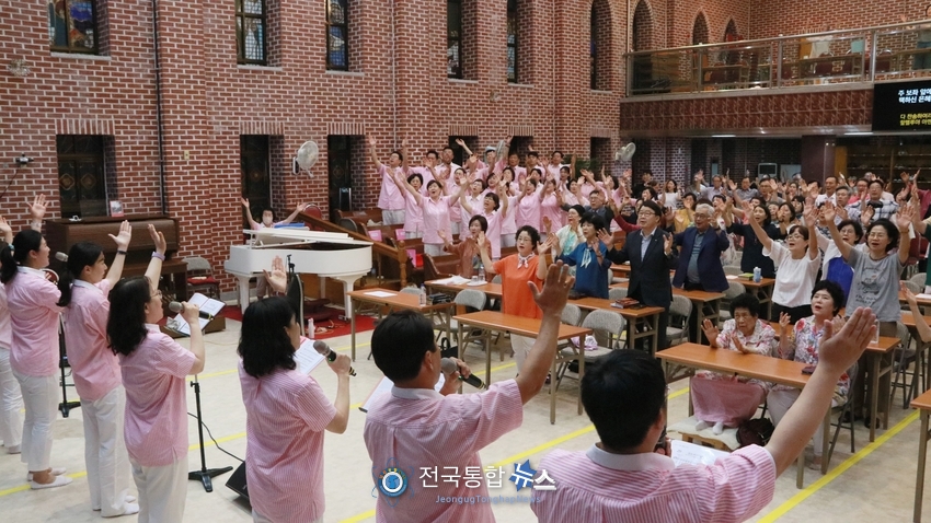 2025여름산상부흥대성회' 찬양하는 모습 / 전국통합뉴스=이승주 기자