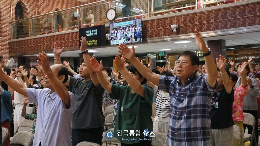 '2025여름산상부흥대성회' 찬양하는 모습 / 전국통합뉴스=이승주 기자