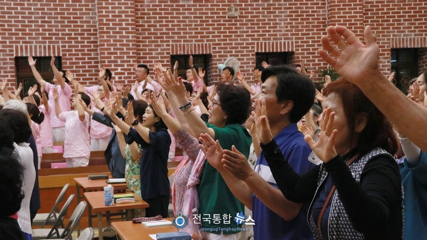 '2025여름산상부흥대성회' 찬양하는 모습 / 전국통합뉴스=이승주 기자