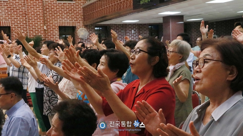 '2025여름산상부흥대성회' 찬양하는 모습 / 전국통합뉴스=이승주 기자