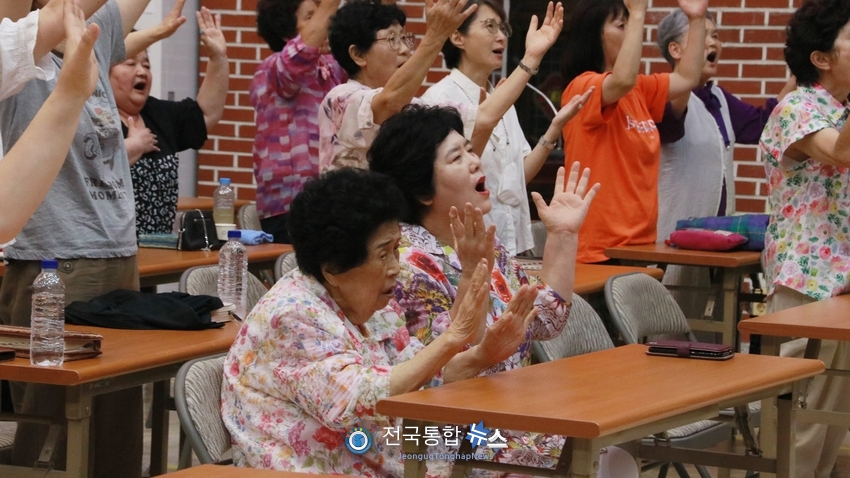 '2025여름산상부흥대성회' 찬양하는 모습 / 전국통합뉴스=이승주 기자