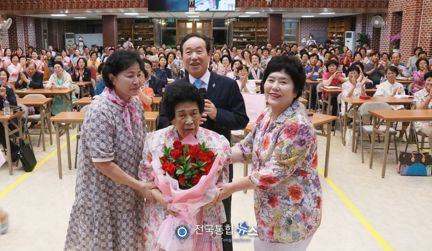 이기복 감독이 이옥순 이사장(가운데)에게 선물과 꽃다발을 증정했다. / 전국통합뉴스=이승주 기자 