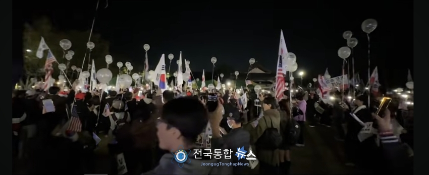 경주 거리 행진을 마치고 애국가을 부르고 있는 자유대학 청년들 / 자유대학 홍보실 사진 제공