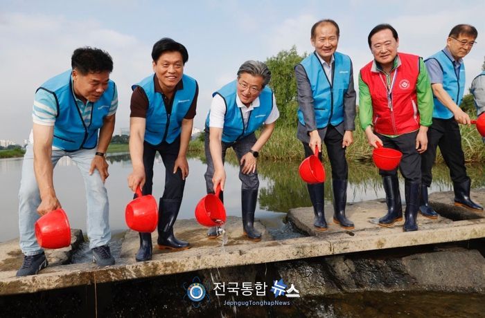 26일 카이스트 앞 갑천 둔치에서 ‘제28회 토종물고기 치어 방류’행사가 개최된 가운데, 정용래 유성구청장(왼쪽, 세 번째)이 치어를 방류하고 있다.