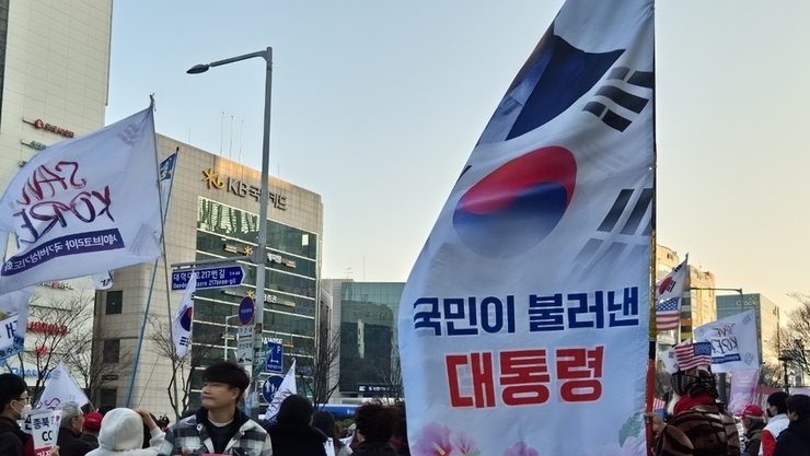 대전권 대학 연합 탄핵반대 시국선언이 갤러리아 백화점 옆에서<내일은 카이스트 탄핵 반대 시국 선언이....>