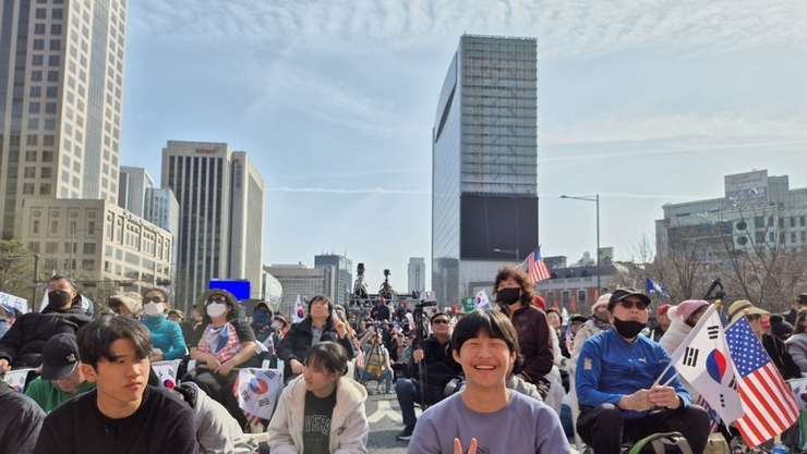 광화문 “尹 탄핵, 즉시 각하하라”...‘왕의 귀환’ 실현되나... 전광훈 의장 “尹, 돌아와도 巨野 부딪힐 것”...“국민 저항권으로 도와야”