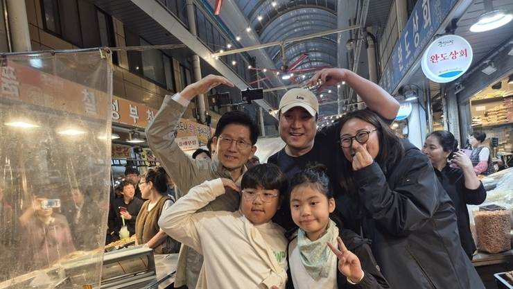 비가 오는 가운데서도 국민의힘 김문수 후보는 대전 시민들과 호흡을..... <대전 중앙시장상인들과 함께>