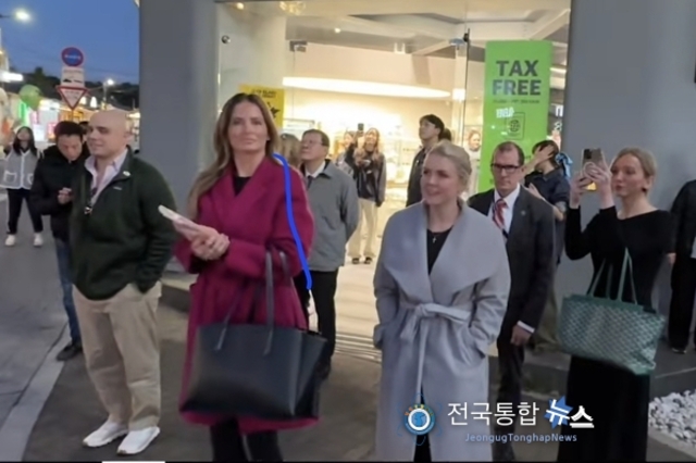 2025 APEC CEO Summit (아시아태평양경제협력체)경주에 도착한 트럼프 대통령 , 백악관 대변인 캐롤라인 레빗과 경호인이.... <자유 대학 경주 행진>