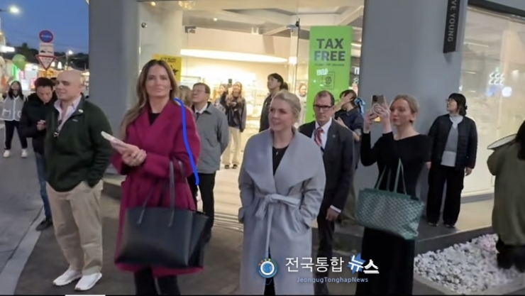 2025 APEC CEO Summit (아시아태평양경제협력체)경주에 도착한 트럼프 대통령 , 백악관 대변인 캐롤라인 레빗과 경호인이.... <자유 대학 경주 행진>