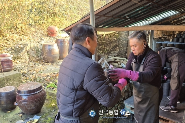 한일버스, 읍내동 주민 대상 연탄과 생활 필수품 전달