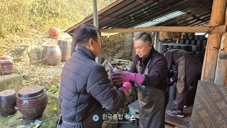 한일버스, 읍내동 주민 대상 연탄과 생활 필수품 전달