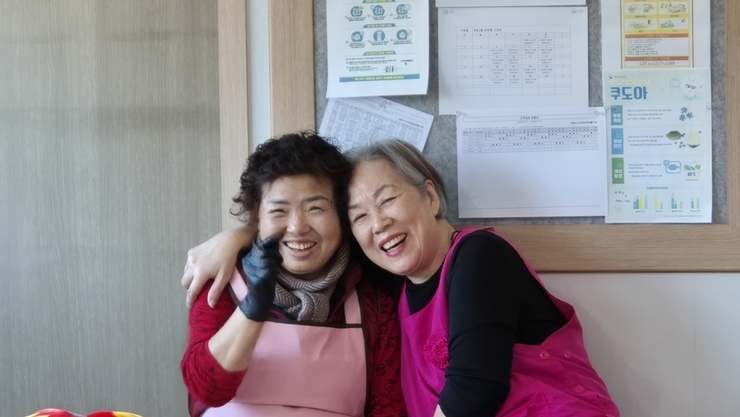 뛰어다니는 요양원의 날개 없는 천사들.... <그들의 이름은 요양 보호사>