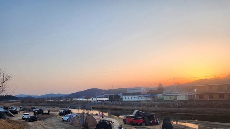 [카메라고발] 충남 예산군 화천대교 하천변, '숨겨진 차박명소 각광 속 쓰레기로 몸살'