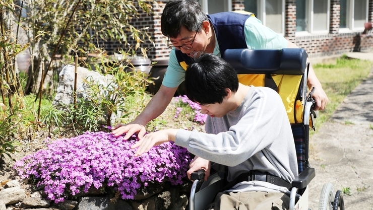 천안선행 로타리클럽, 구산원에서 ‘봄길 산책’, ‘꽃과 함께 사진’ 봉사활동