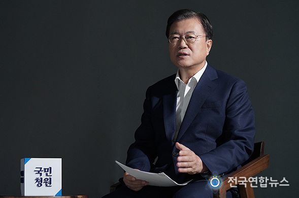 문재인 대통령이 19일 청와대에서 ‘국민청원’ 도입 4주년을 맞아 국민청원에 직접 답변하고 있다. (사진=청와대)<br>
<br>
