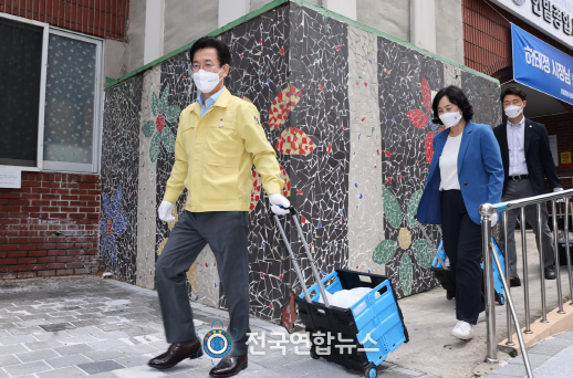 허태정 시장, 도시락 배달하며 취약계층 노인 안부 살펴