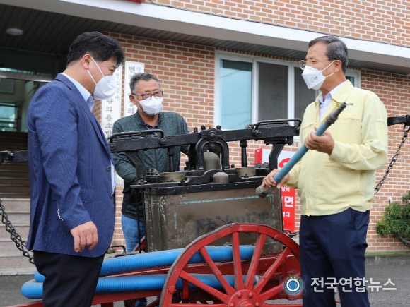 이계양 위원장(사진 오른쪽)이 당진소방서 면천면 의용소방대를 찾아 소방완용펌프를 살펴보고 있다