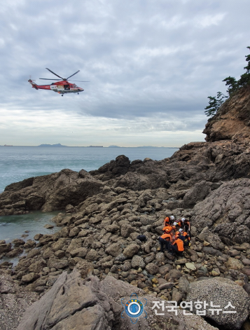 소방본부 사진(해안 안전사고) : 지난 25일 태안군 이원면 갯바위에서 충남 소방항공대와 태안소방서 구조‧구급 대원들의 구조활동