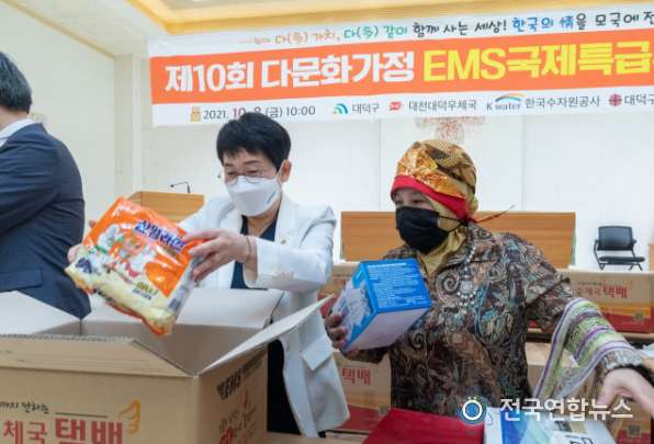 박정현 대덕구청장이 택배를 직접 포장하고 있다.