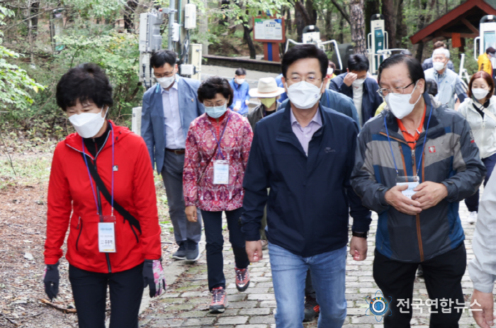 허태정 대전시장, 도솔산에서 토요산책 실시