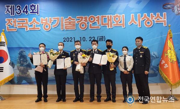 22일 소방청에서 열린 시상식에서 국무총리상을 수상한 충남소방본부 최장일 구조구급과장(사진 왼쪽에서 첫 번째)이 수상자들과 기념 촬영을 하고 있다.