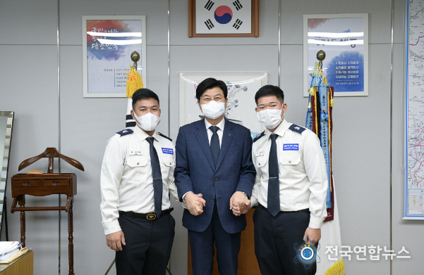 이춘희 세종시장이 초청연수를 마친 캄보디아 소방공무원 (사진왼쪽부터)샘 라이셍씨, 유 모로독씨와 기념촬영을 하고 있다.