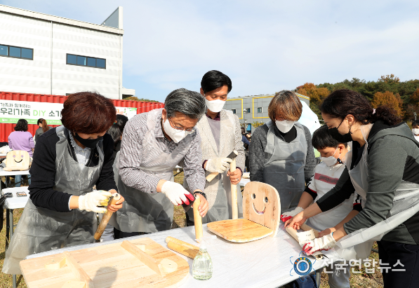 지난 6일 인아트 잔디광장에서 ‘다문화가족과 함께 하는 DIY가구 만들기 행사’가 진행되고 있는 가운데 정용래 유성구청장이 참여 가족과 함께 가구 만들기에 동참하고 있다.