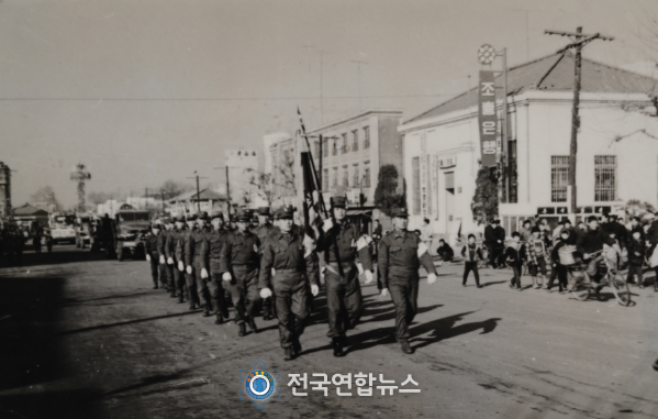 화재진압 훈련을 위해 밧줄을 이용해 완용펌프를 끌고 리어카에 장비를 싣고 이동하는 의용소방대원들(1960년대, 예산군 추정)