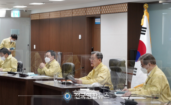 문재인 대통령 코로나19 중앙재난안전대책본부 회의 (사진=청와대)