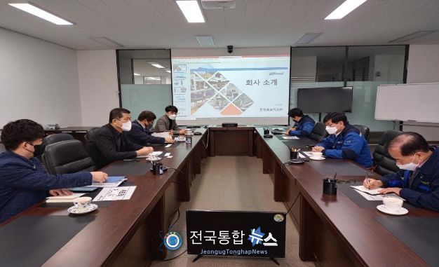 홍만표 충남도 국제통상과장과 도내 수출기업인 한양로보틱스의 간담회