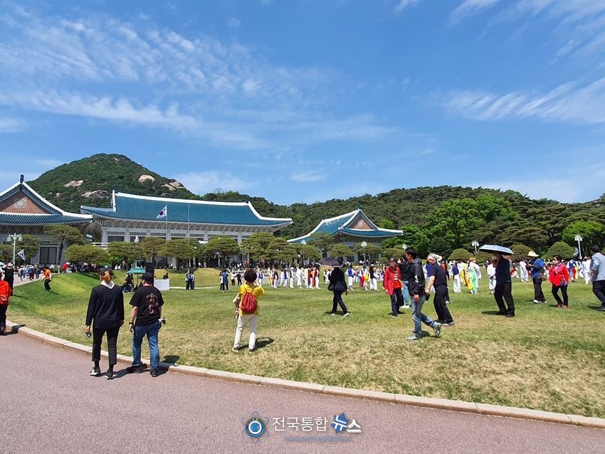 청와내를 찾은 시민들