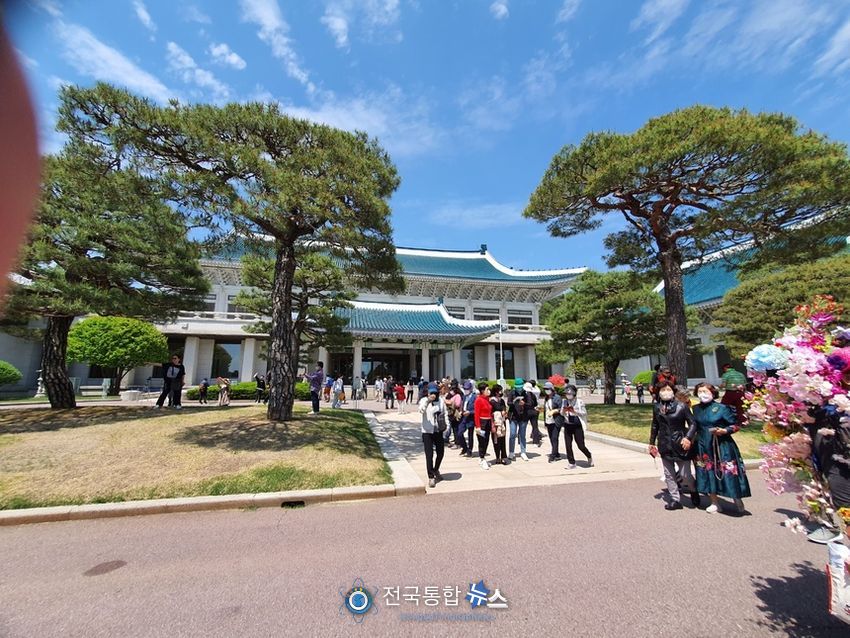 자유롭게 청와내 경내를 관람중인 시민들