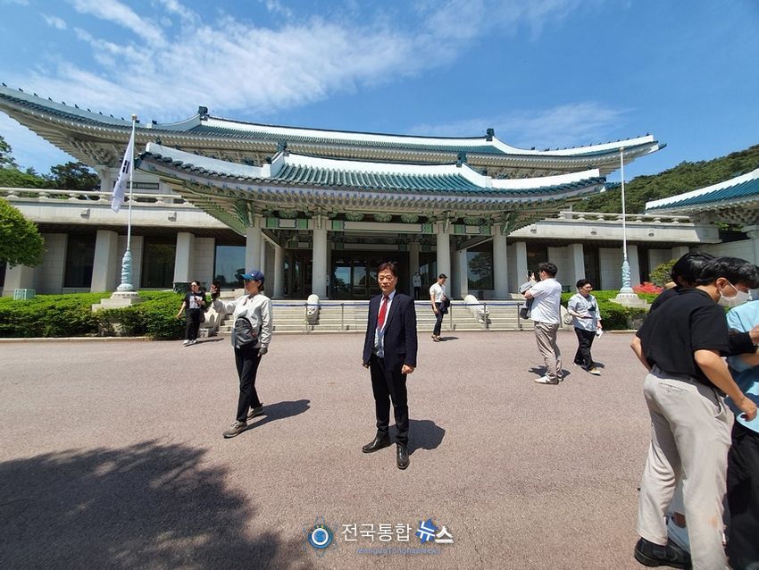 청와대 방문기념 사진을 촬영하는 시민들
