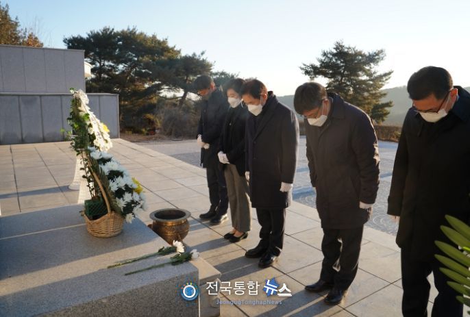 송기섭 군수 추모원 방문 사진