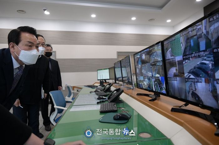 논산수도센터 관제 현황을 살펴보는 백성현 논산시장