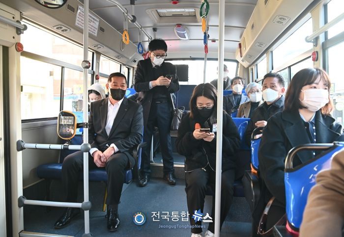 최원철 공주시장, 시내버스 탑승해 통학노선 점검