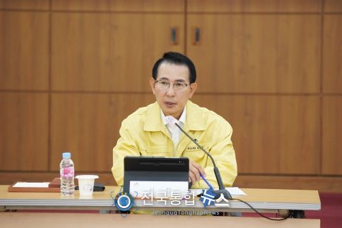 이완섭 서산시장이 14일 시청 중회의실에서 열린 집중 호우 긴급 점검 회의를 주재하는 모습