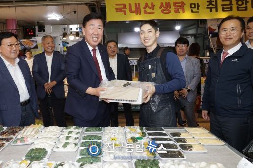 이범석 청주시장, 연이은 전통시장 장보기...민생행보 이어가