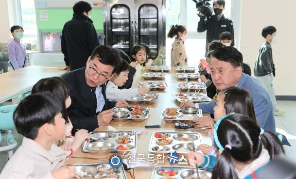 윤건영교육감, 김영환 도지사, 나란히 학교급식 현장