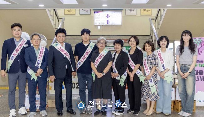 최충규 대덕구청장(사진 왼쪽 세 번째), 기부자들과 구청 직원들이 ‘기부 식품 나눔의 날’ 행사를 개최한 뒤 기념 사진을 촬영하고 있다.