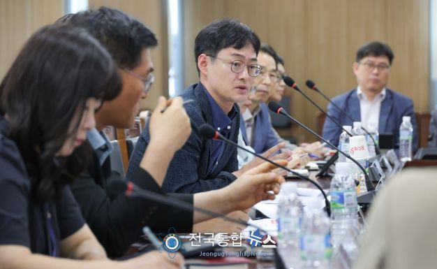 고현덕 동구 부구청장이 25일 동구청 대회의실에서 열린 ‘2024 대전 0시 축제’ 지원 사항 보고회를 주재하고 있다.