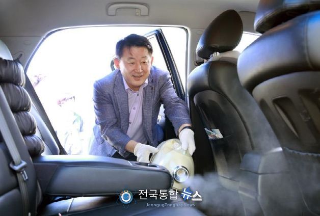 지난해 진행한 자동차 무상점검 행사에서 서철모 청장이 차내 연막살균을 하고 있다